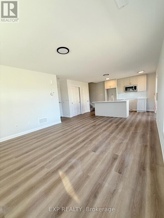 101 Glenroy Gilbert Dr in Ottawa, ON - Building Photo
