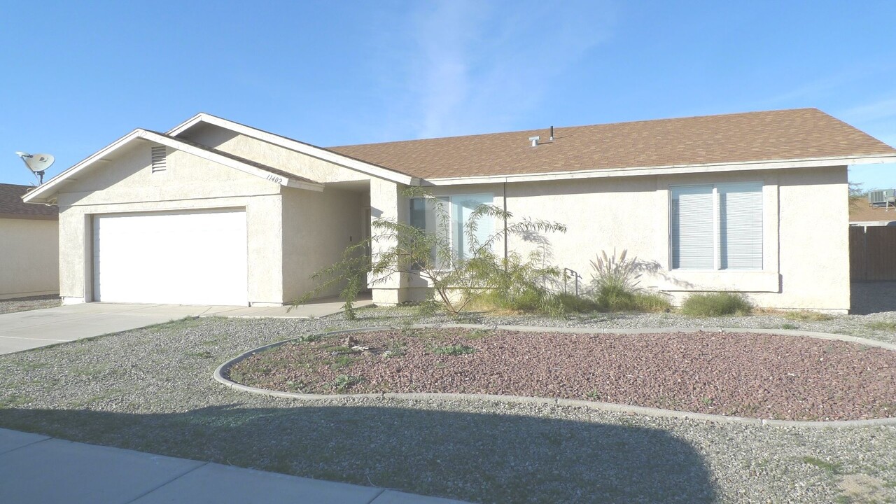 11402 E 24th Ln in Yuma, AZ - Foto de edificio