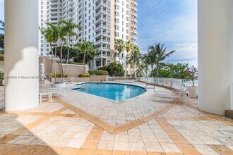 801 Brickell Key Blvd, Unit 1506 in Miami, FL - Foto de edificio - Building Photo