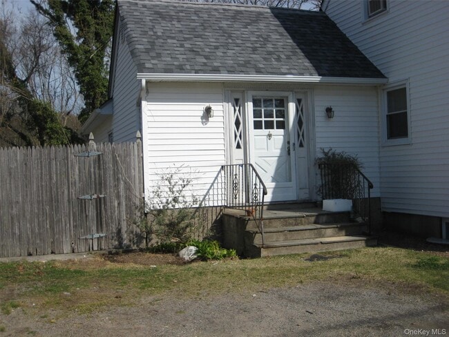 property at 117 Blydenburgh Ave