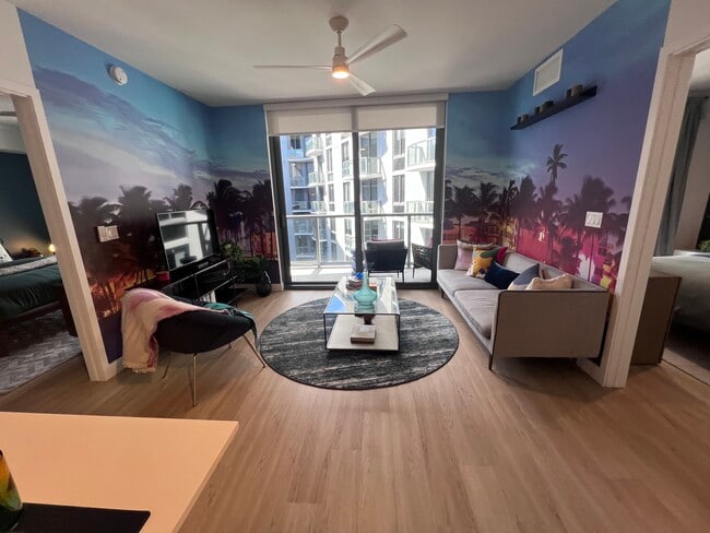 556 NE 57th St, Unit B2 in Miami, FL - Building Photo - Building Photo