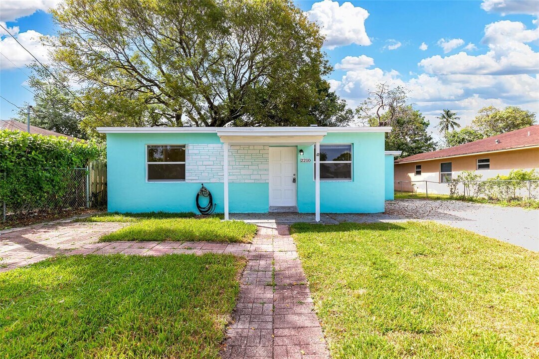 2210 NW 5th St in Fort Lauderdale, FL - Building Photo