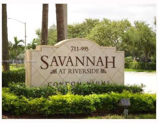 927 Riverside Dr in Coral Springs, FL - Foto de edificio