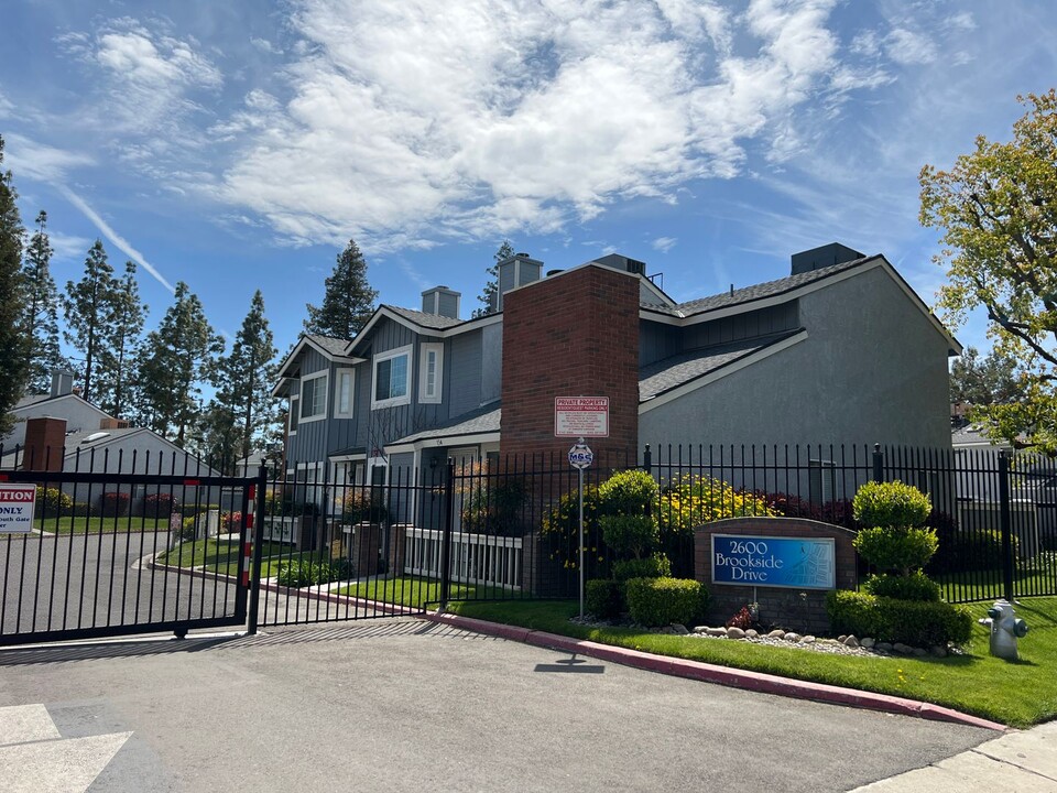2600 Brookside Dr in Bakersfield, CA - Building Photo