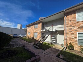 8071 Meadow Park Dr in Dallas, TX - Building Photo