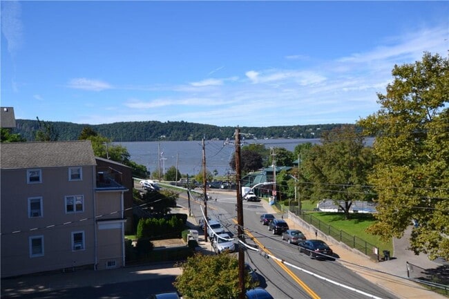 56 Palisade St in Dobbs Ferry, NY - Building Photo - Building Photo