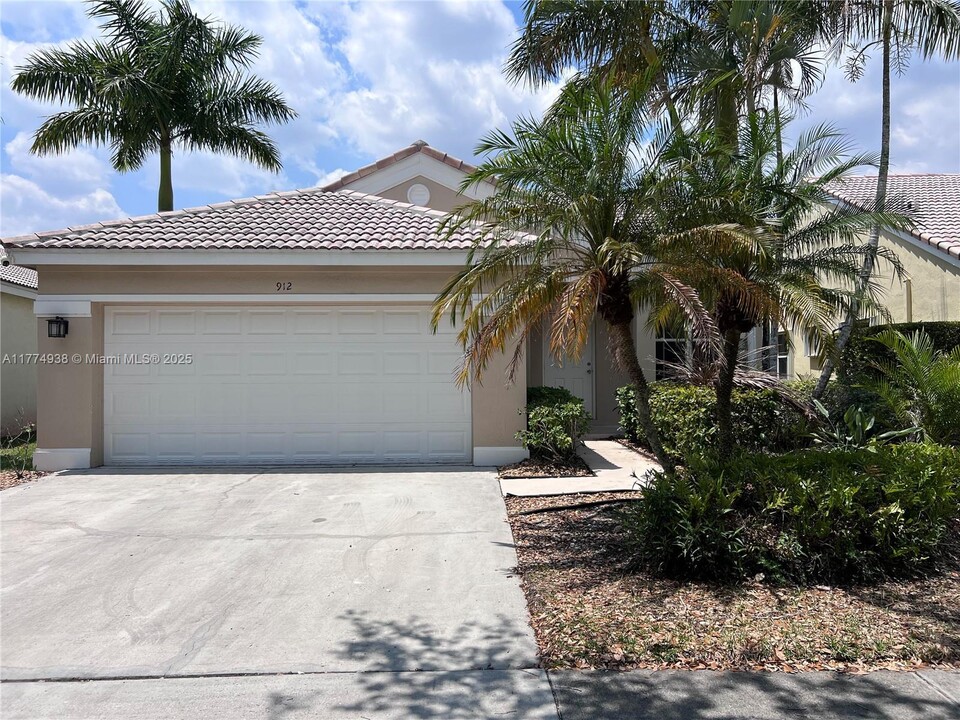 912 Savannah Falls Dr in Weston, FL - Building Photo
