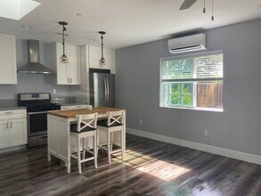 10390 Don Pico Rd in Spring Valley, CA - Foto de edificio - Building Photo