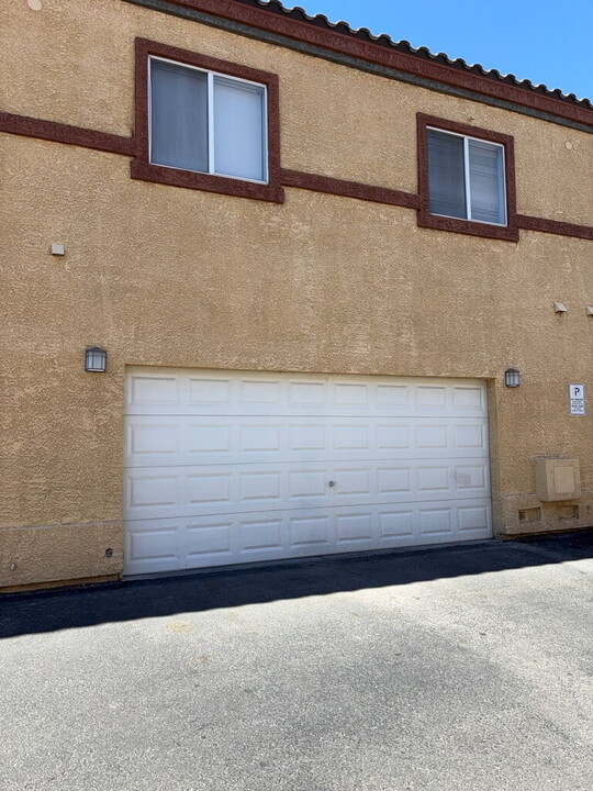 4915 E Russell Rd in Las Vegas, NV - Building Photo