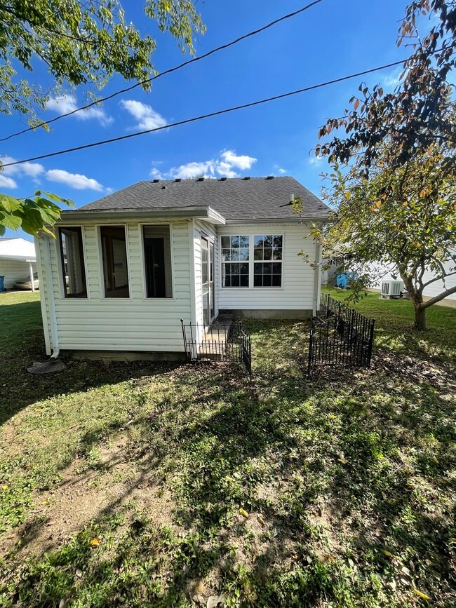 601 Colonial Ct, Unit E in La Grange, KY - Building Photo - Building Photo