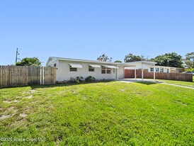 2033 Robinhood Dr in Melbourne, FL - Building Photo