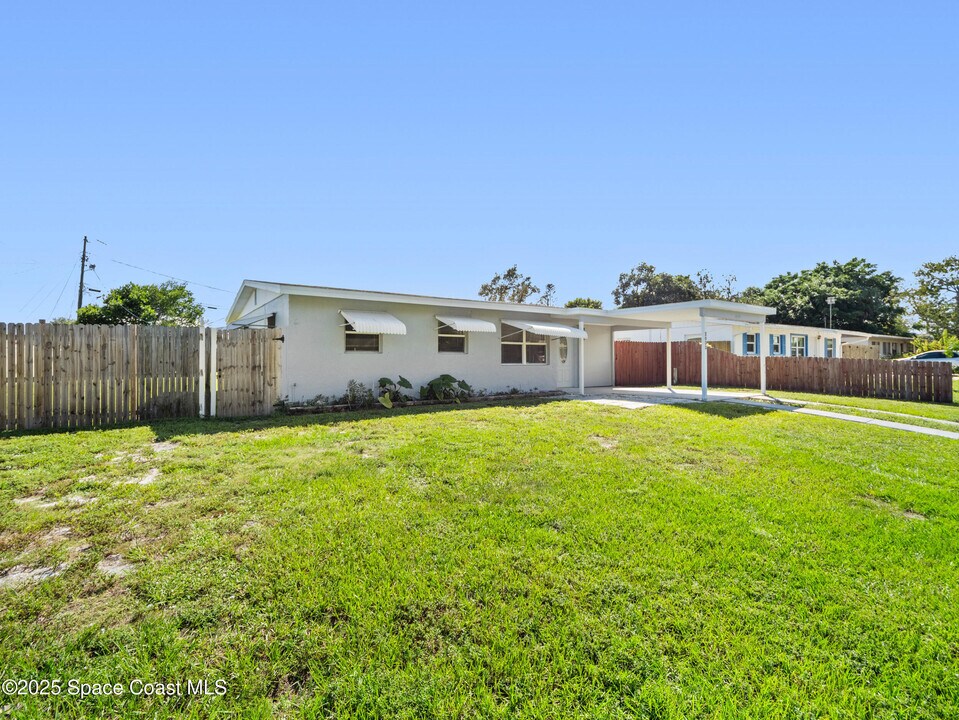 2033 Robinhood Dr in Melbourne, FL - Building Photo