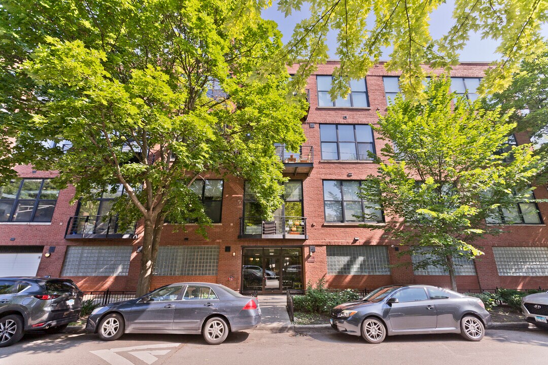 2210 W Wabansia Ave in Chicago, IL - Building Photo