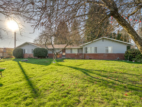 11050 NE Glisan St in Portland, OR - Building Photo - Building Photo