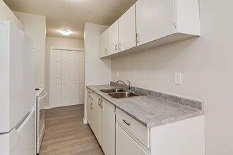 New Delton Apartments in Edmonton, AB - Building Photo - Building Photo