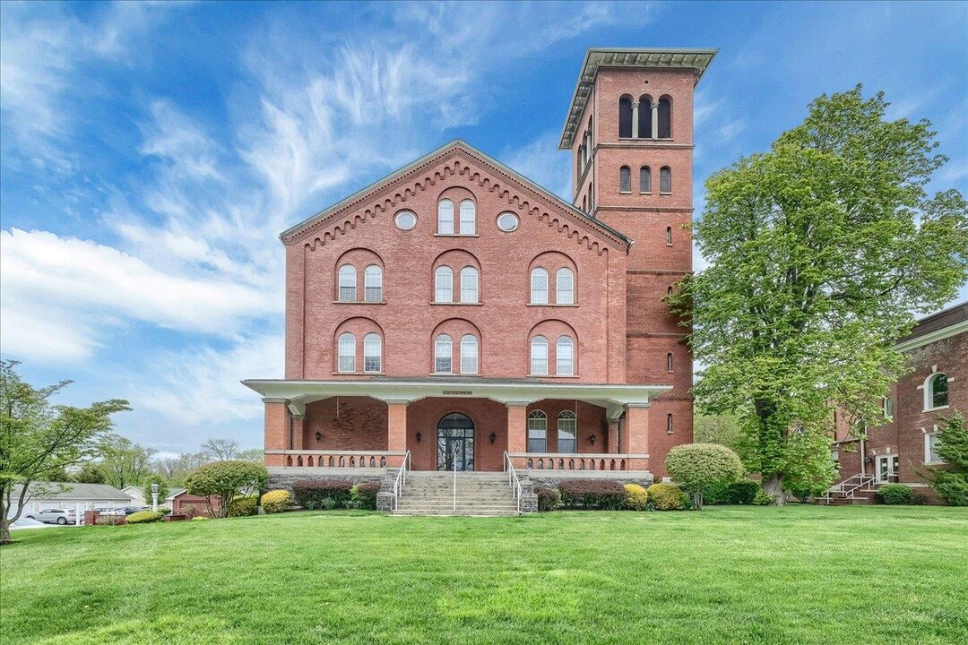 200 School House Rd in Peekskill, NY - Building Photo