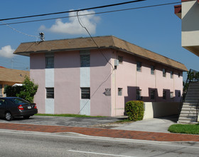 1461 SW 7th St in Miami, FL - Foto de edificio - Building Photo