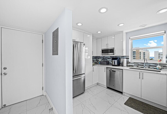 3581 S Ocean Blvd in South Palm Beach, FL - Building Photo - Building Photo