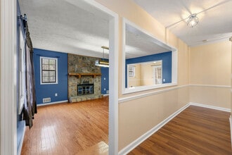 249 Tony Trl SE, Unit Bed and bath suite 1 in Mableton, GA - Foto de edificio - Building Photo