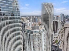 300 S Biscayne Blvd in Miami, FL - Building Photo - Building Photo