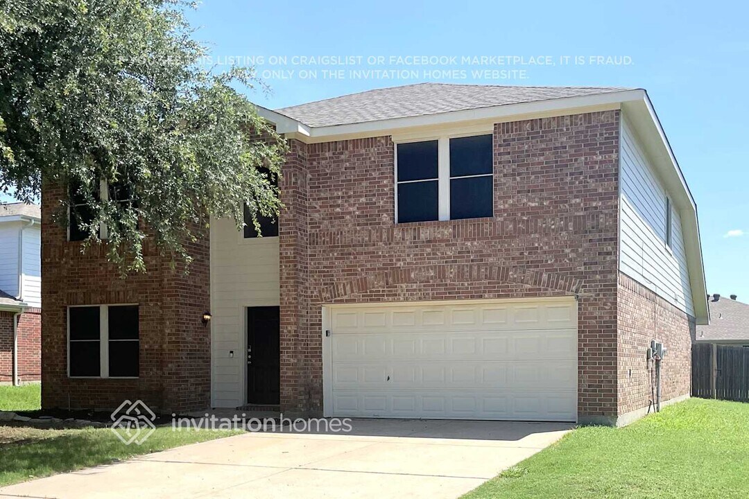 216 Cedar Crest Dr in Justin, TX - Building Photo