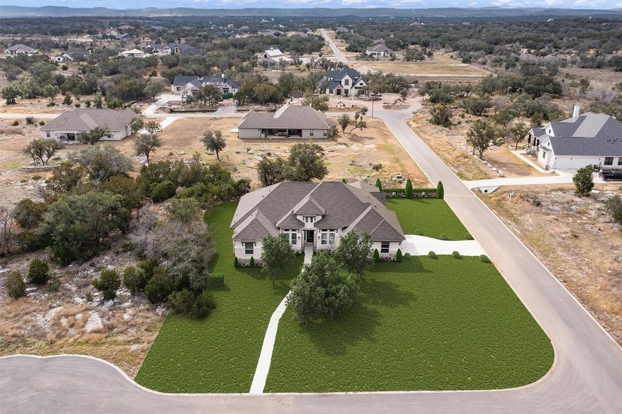 101 Woodstock Cir in Spicewood, TX - Building Photo