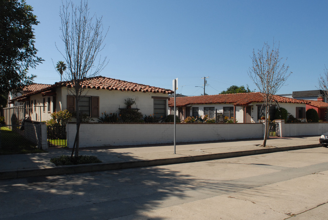 4851 Brighton Ave in San Diego, CA - Foto de edificio