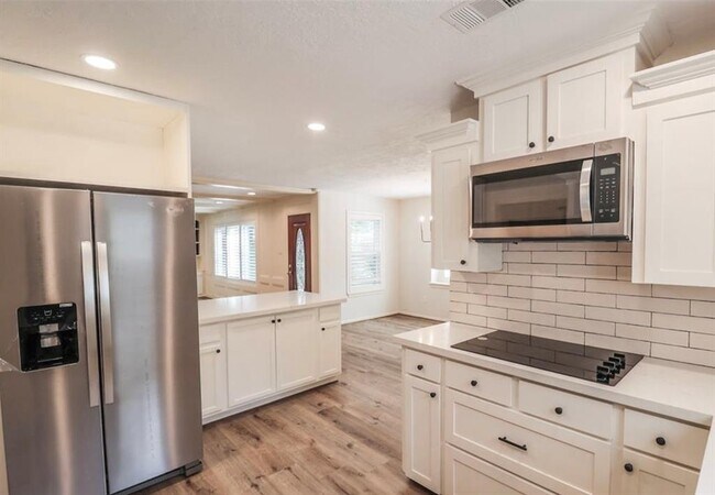 15626 Canterbury Forest Dr in Tomball, TX - Building Photo - Building Photo