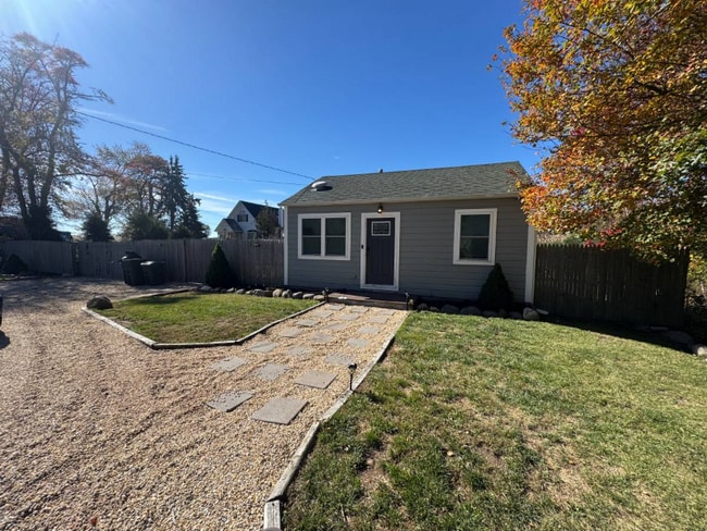 28 Sheridan Dr in Shirley, NY - Building Photo - Building Photo