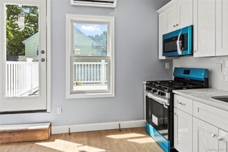 51 Spring St in Oyster Bay, NY - Building Photo - Building Photo