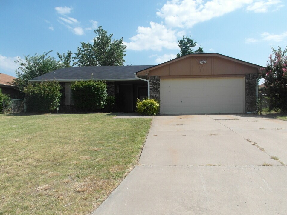 2611 NE Lake Ave in Lawton, OK - Building Photo