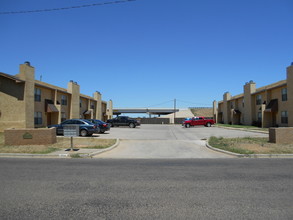 EDGEMERE SQUARE TOWNHOUSES in Plainview, TX - Foto de edificio - Building Photo