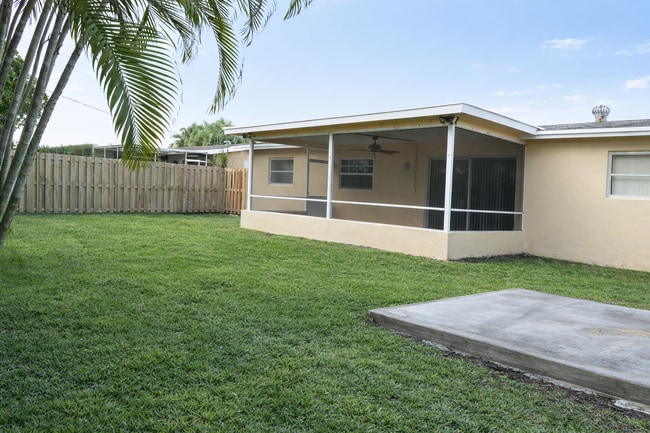 9100 NW 26th Pl in Sunrise, FL - Building Photo - Building Photo