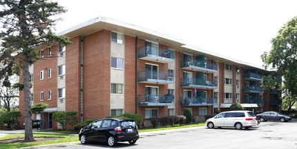 Shalamar East Apartments in Arlington Heights, IL - Building Photo - Building Photo