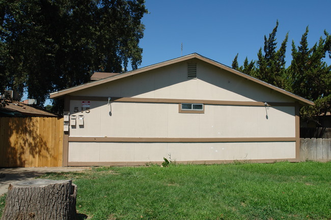 515 S Santa Fe Ave in Visalia, CA - Building Photo - Building Photo