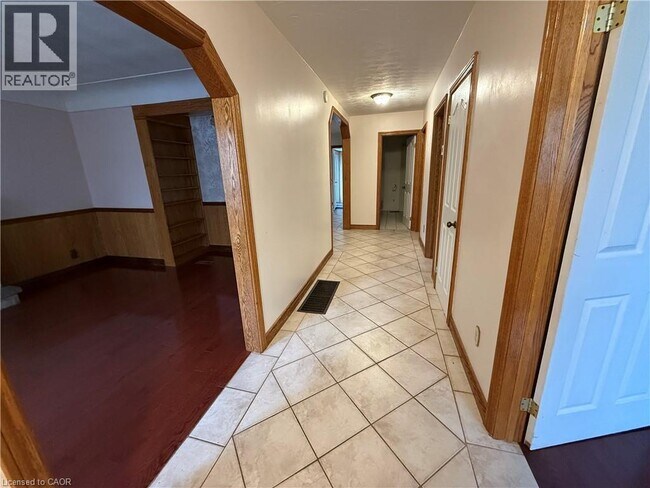 862 West 5th Street in Hamilton, ON - Building Photo - Building Photo