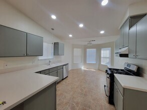 2433 W Sweet Ct in Visalia, CA - Foto de edificio - Building Photo