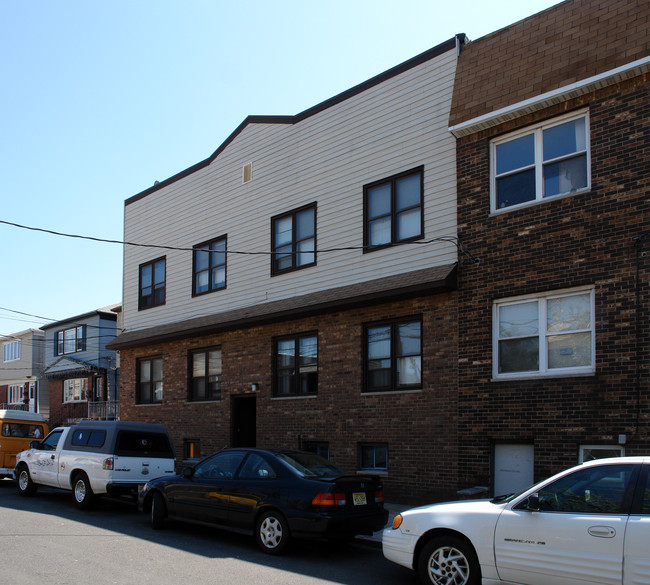 168 W 21st St in Bayonne, NJ - Building Photo - Building Photo