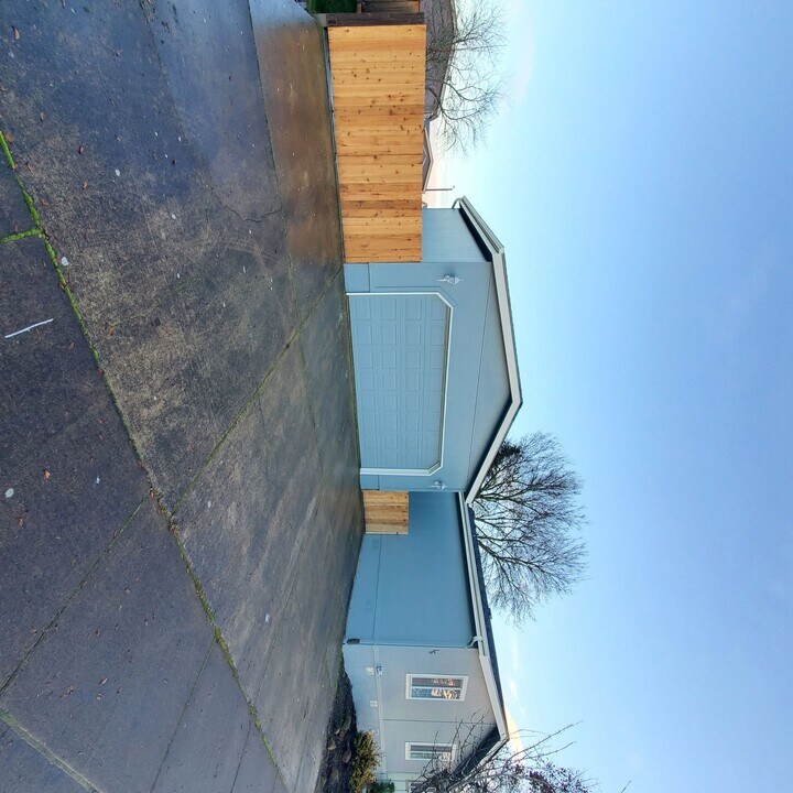 33150 Geranium Ln in Tangent, OR - Building Photo