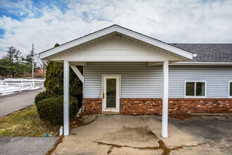 2401 Hayford Rd in Rock Creek, OH - Foto de edificio - Building Photo