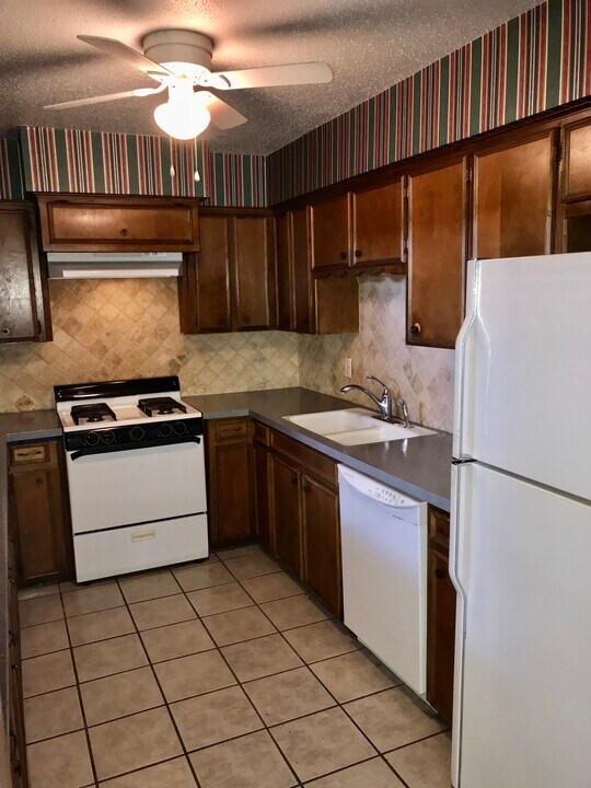 1904 Jupiter Rd in Plano, TX - Building Photo