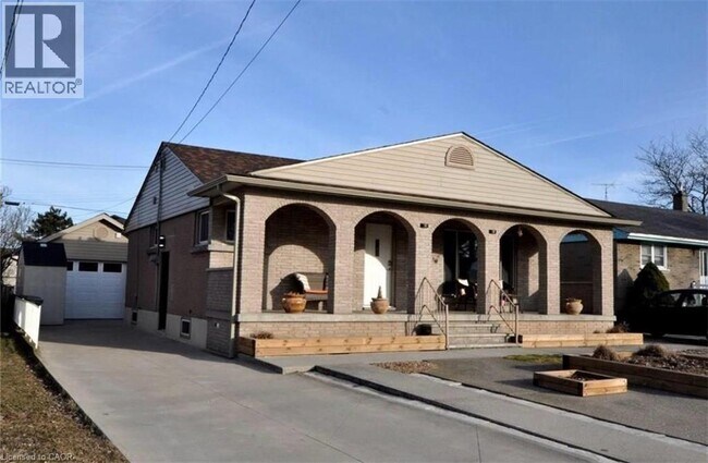 425 E 15th St in Hamilton, ON - Building Photo - Building Photo