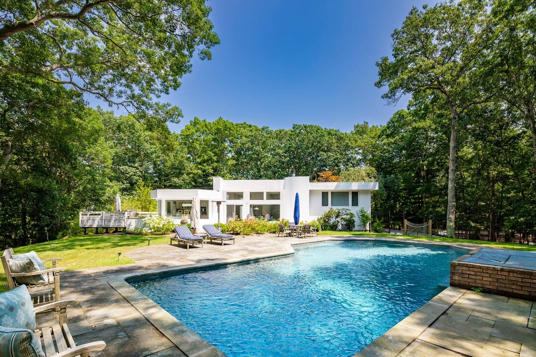 4 Beechwood Ct in East Hampton, NY - Building Photo