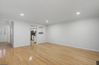 6 Exeter Rd in Bedminster, NJ - Foto de edificio - Building Photo