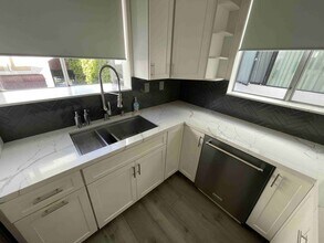 15024 Moorpark St in Los Angeles, CA - Foto de edificio - Building Photo