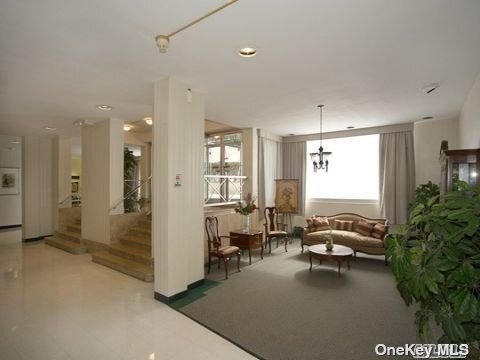 100 Lincoln Ave-Unit -7B in Mineola, NY - Foto de edificio - Building Photo