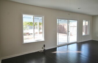 10141 Genesta Ave in Los Angeles, CA - Foto de edificio - Building Photo