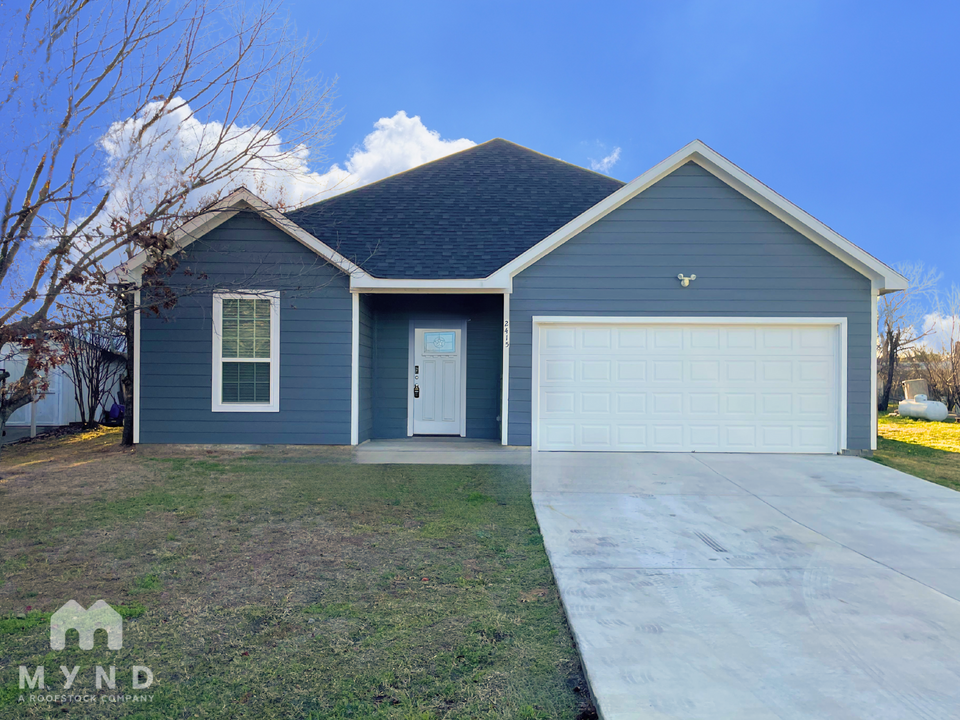 2415 San Gabriel Dr in Granbury, TX - Building Photo