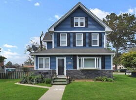 1250 Woodfield Rd, Unit 3 in Rockville Centre, NY - Building Photo