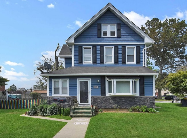 1250 Woodfield Rd, Unit 3